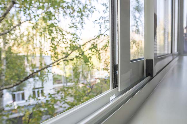 Раздвижное холодное остекление распашными окнами Пушкино
