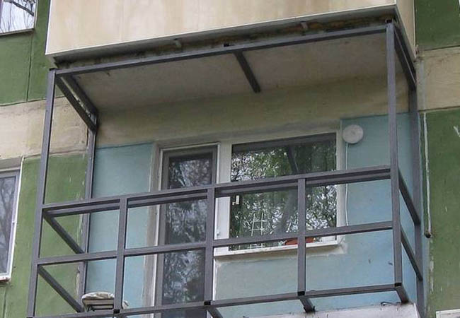 Альтернативное остекление балкона оргстеклом вместо стекла Пушкино