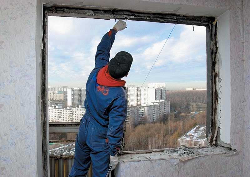 Демонтаж старого остекления балкона Пушкино